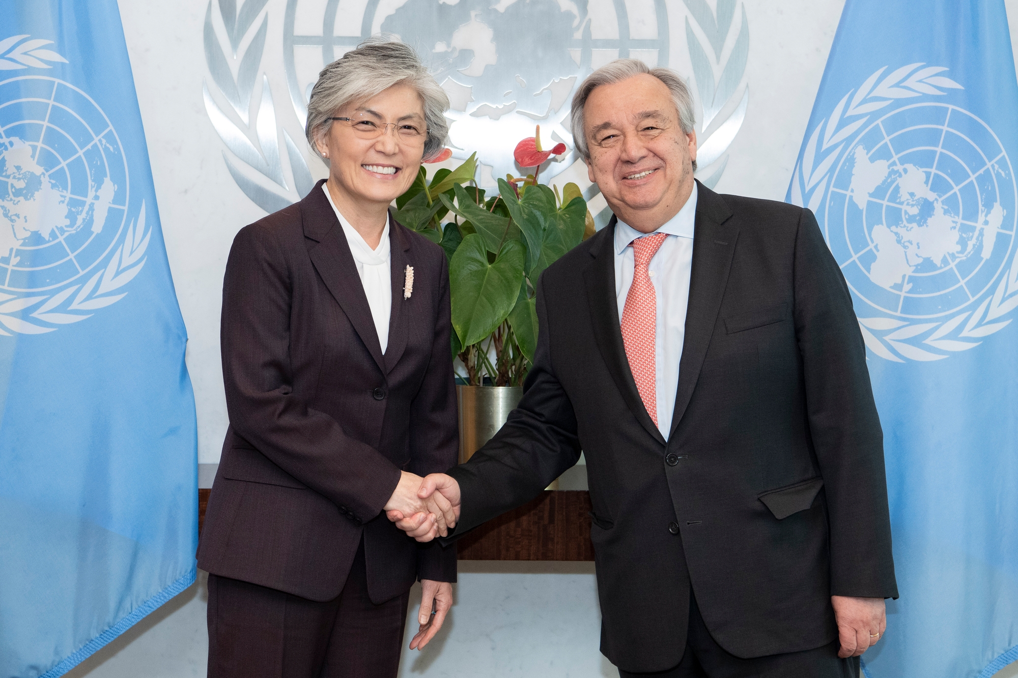 Kang Kyung-wha er Sør-Koreas kandidat til toppjobben i ILO. Hun møtte FNs generalsekretær i 2017 da hun var Sør-Koreas utenriksminister. Foto: UN Photo/ Manuel Elias.
